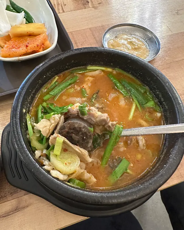 순대와 고기가 듬뿍 들어간 국밥 한 숟갈