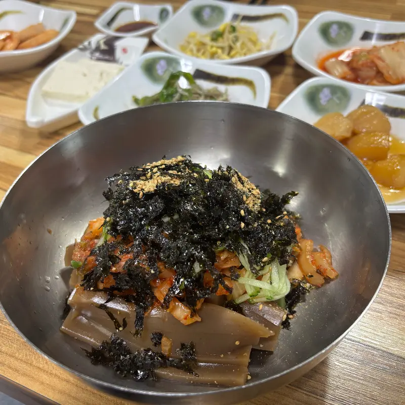 정갈하게 차려진 묵밥 한상차림