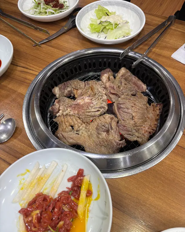숯불 위에 올려진 돼지갈비