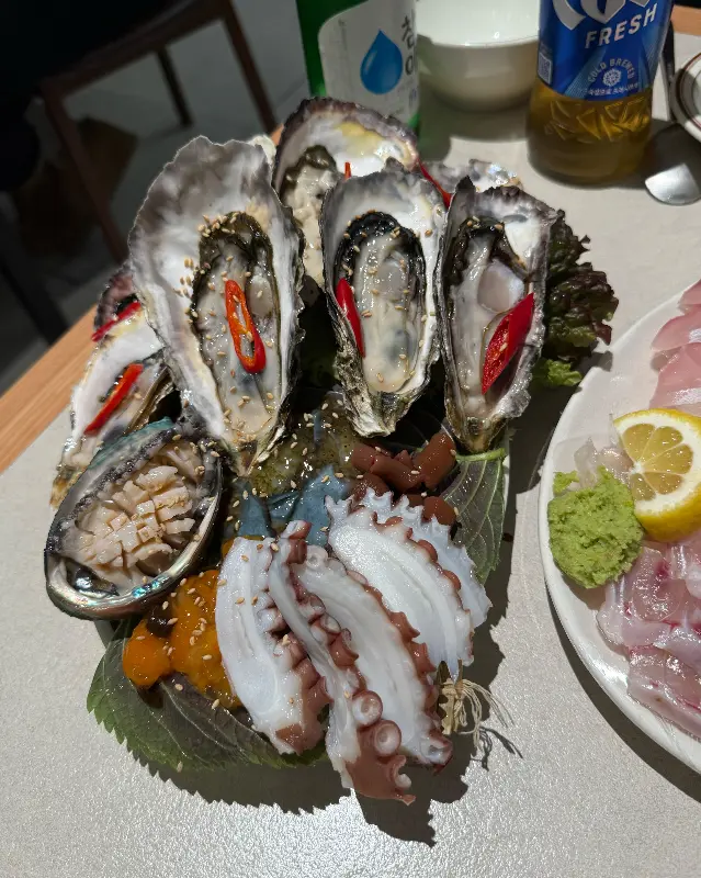 신선한 해산물이 가득한 한 상