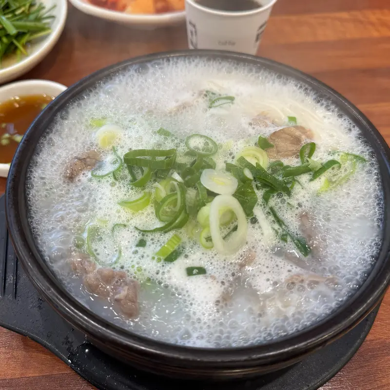 푸짐하게 담긴 설렁탕과 반찬들