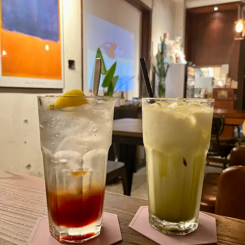 수제 콜라와 녹차 라떼