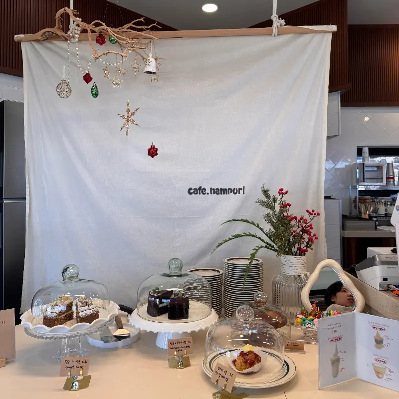 카페 남포리 디저트 쇼케이스