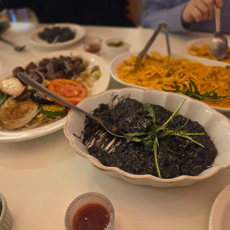 맛있는 음식들로 가득 찬 테이블