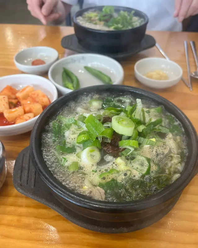 푸짐한 해장국 한 상 차림