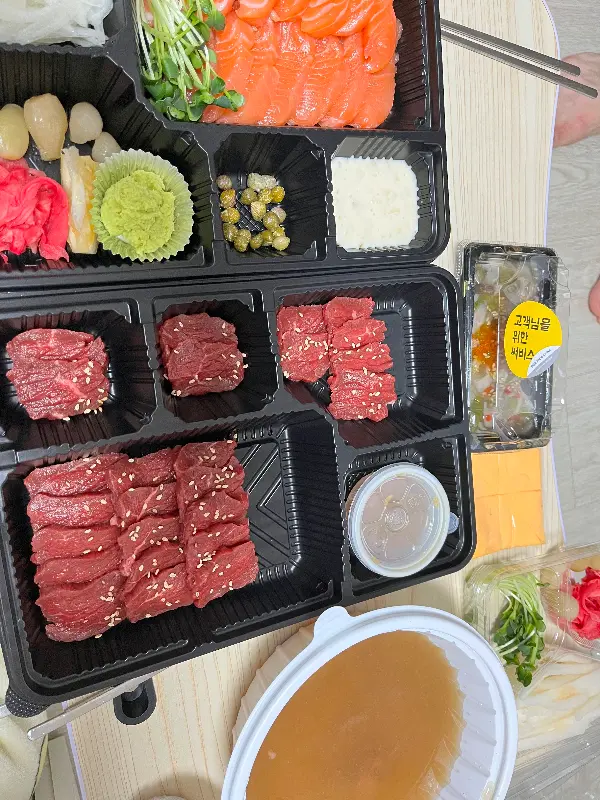 다채로운 구성의 육회 포장 세트