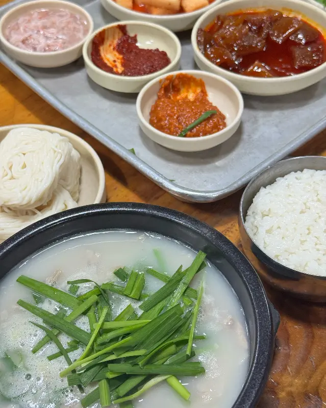 뽀얀 국물과 푸짐한 고기가 인상적인 따로국밥