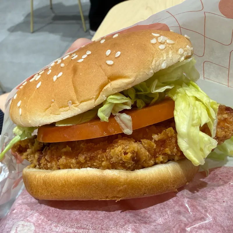 탱글탱글한 새우 패티가 들어간 새우버거