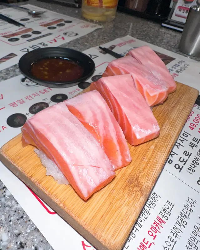 두툼한 연어 뱃살 초밥