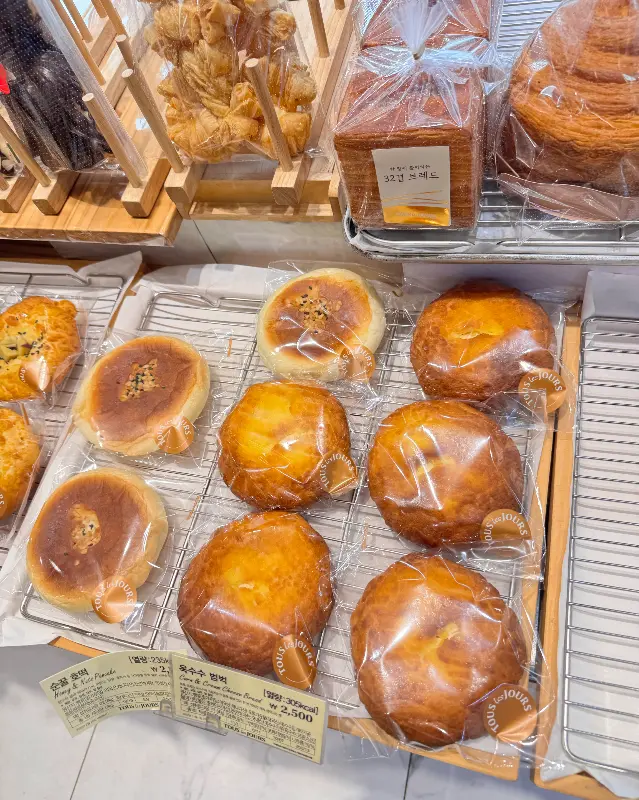 진열된 빵들의 모습