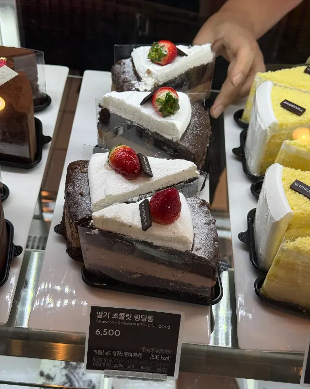쇼케이스 안의 다양한 케이크들