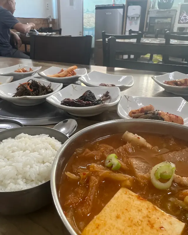 김치찌개와 밥 한 공기