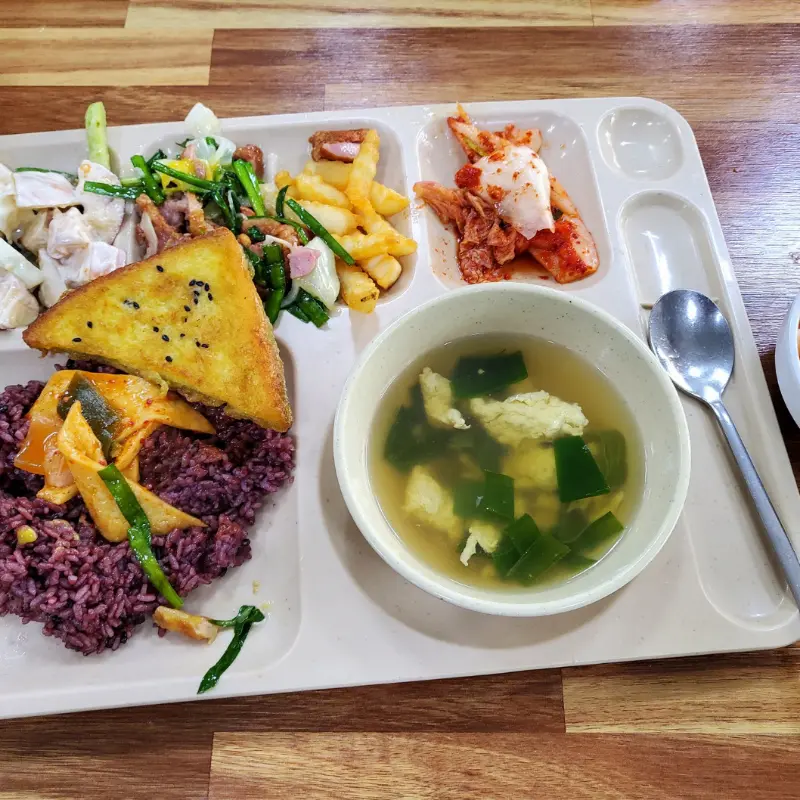 다채로운 반찬이 담긴 식판