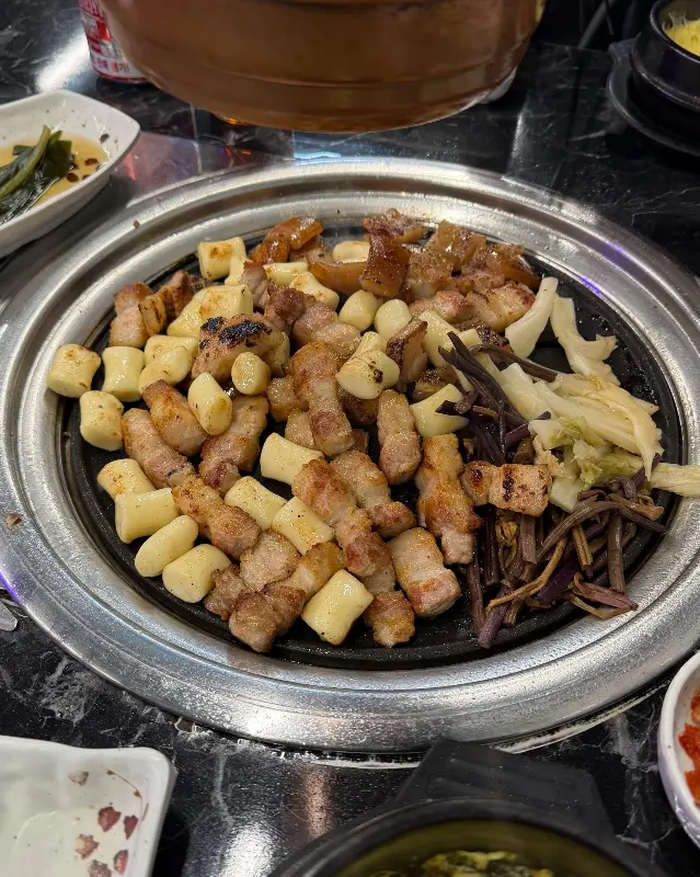 노릇하게 익은 삼겹살과 구운 마늘, 미나리