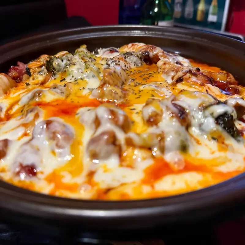 모모룸에서 즐거운 시간을 보내는 사람들