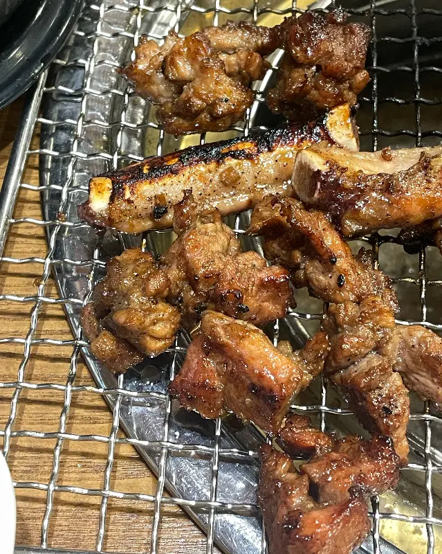 노릇하게 구워진 돼지갈비