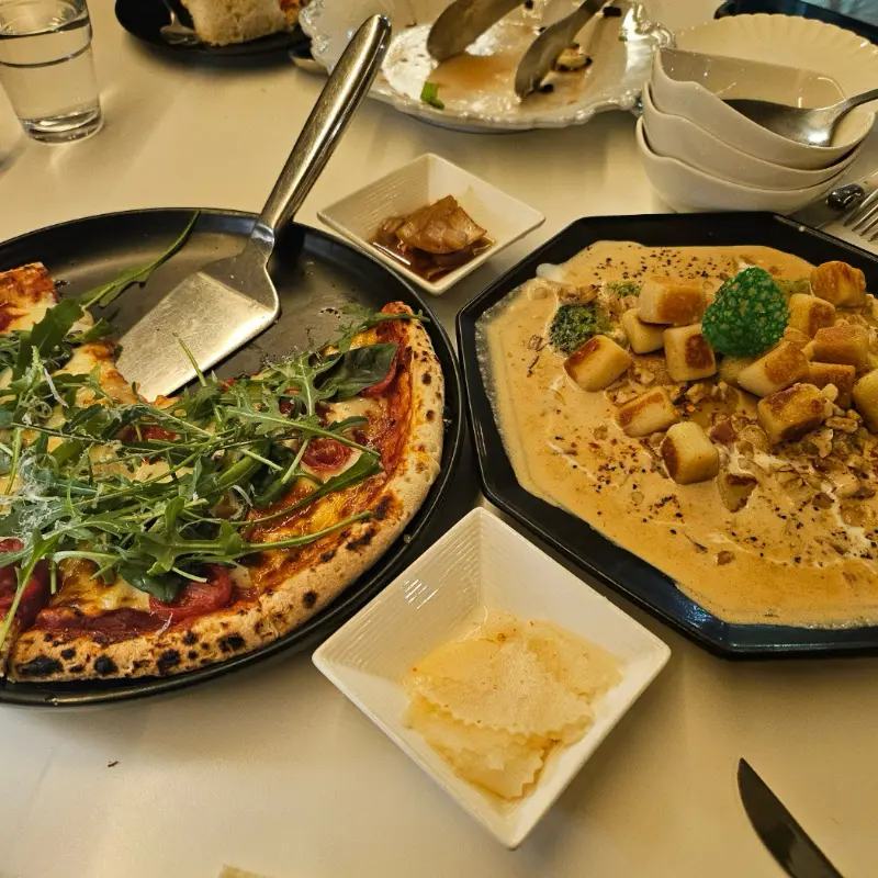 다양한 메뉴를 맛볼 수 있는 레어하우스