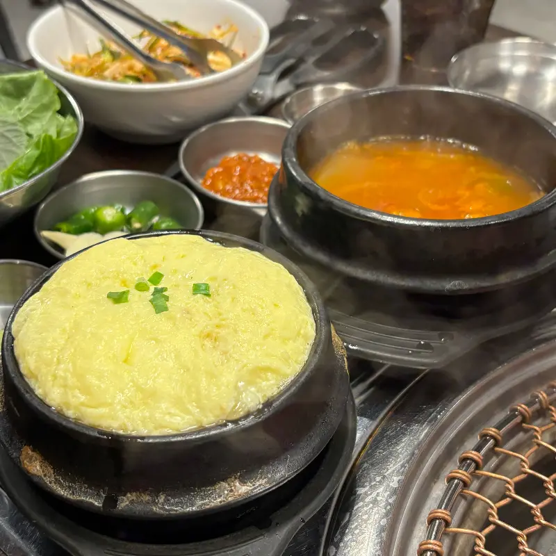 다채로운 밑반찬과 계란찜, 김치찌개