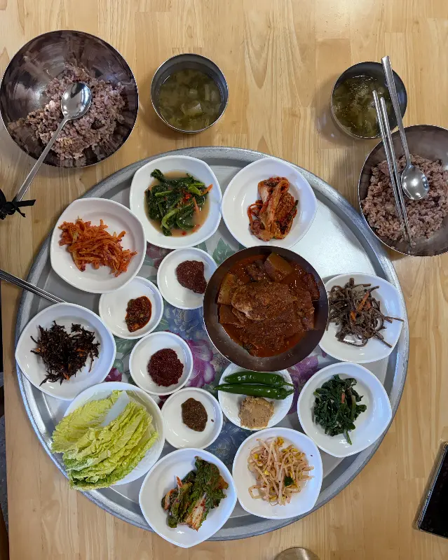 푸짐한 보리밥 한 상 차림