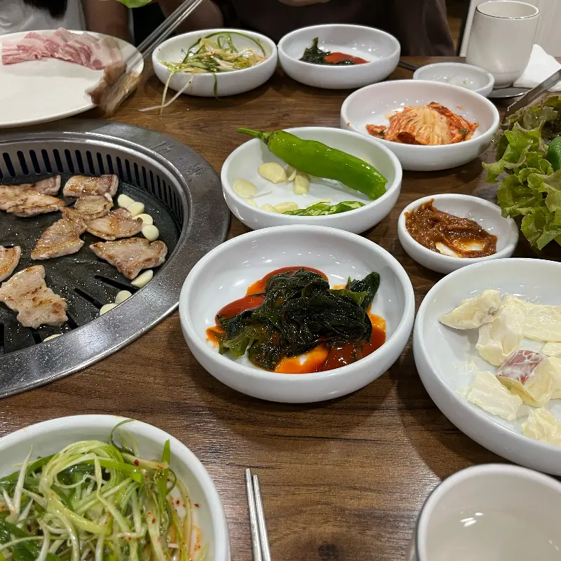 다채로운 밑반찬이 가득 차려진 테이블 전경