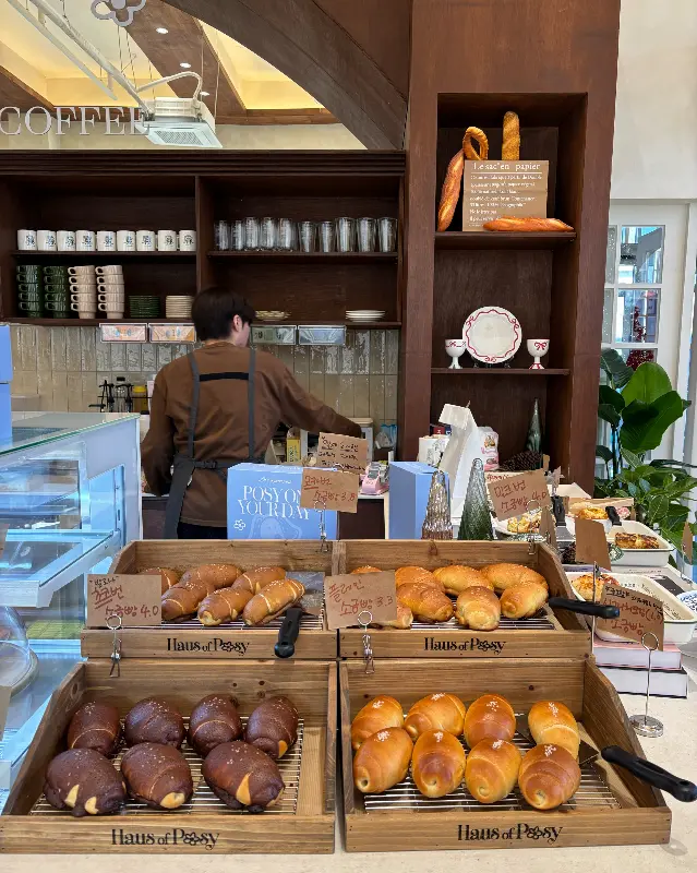 카페 내부 베이커리 진열대
