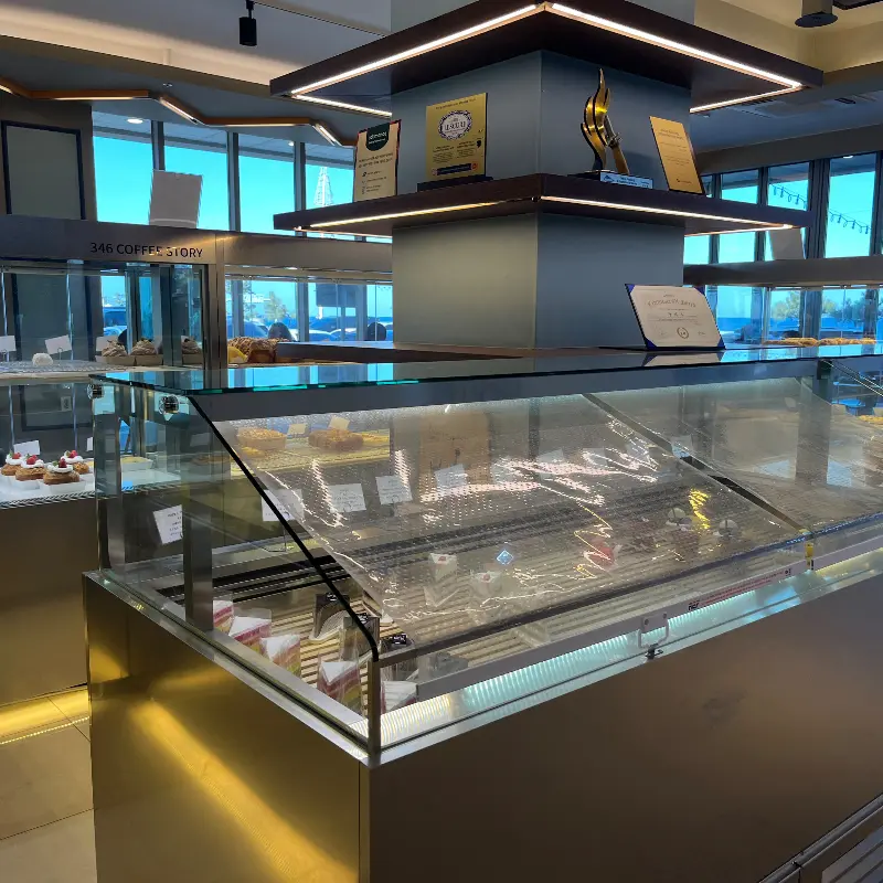 다양한 빵과 케이크가 진열된 모습