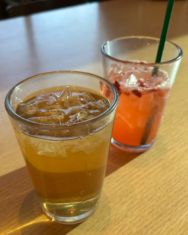 상큼한 음료 두 잔