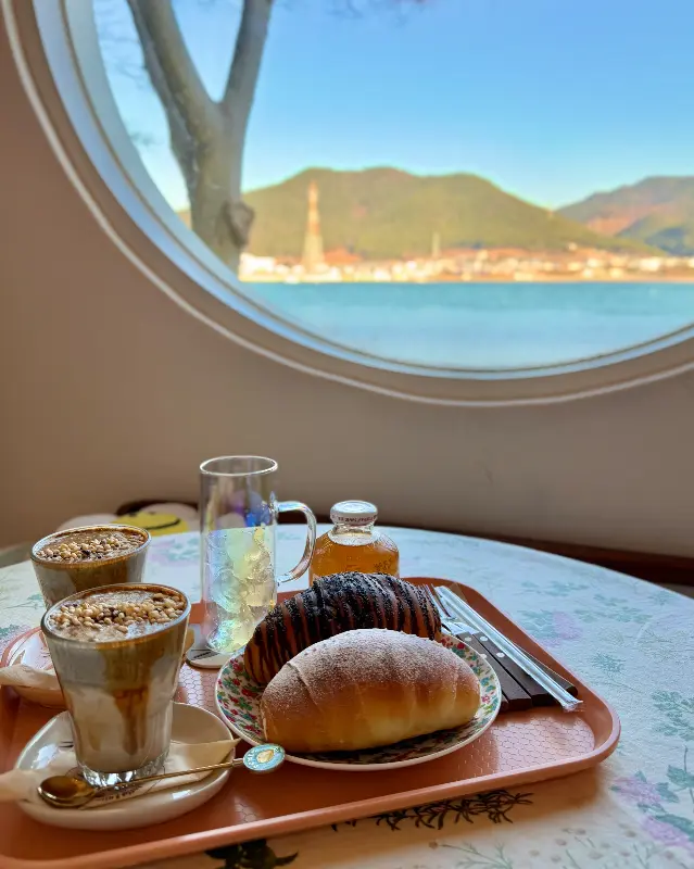 다양한 종류의 빵이 진열된 모습