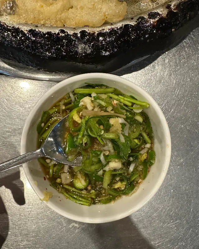 미나리와 마늘이 듬뿍 들어간 특제 소스