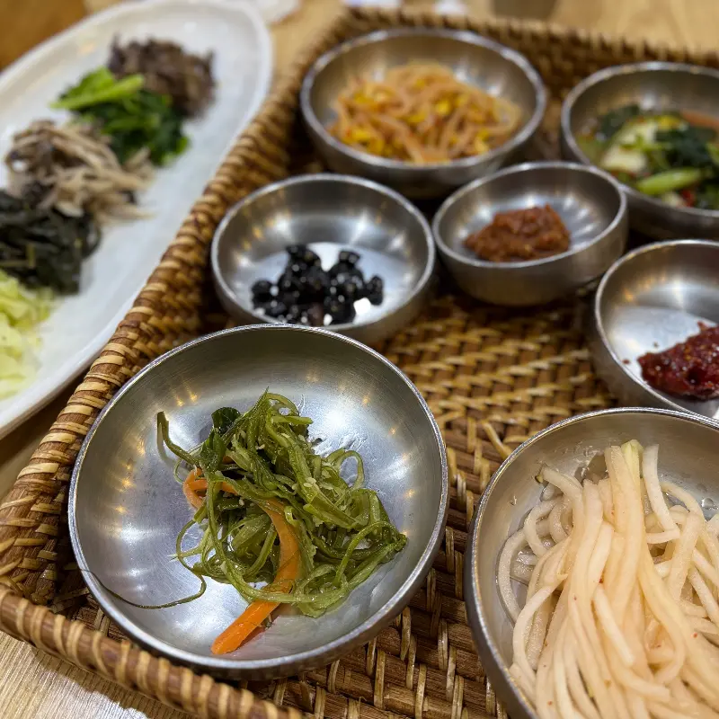 다양한 밑반찬들