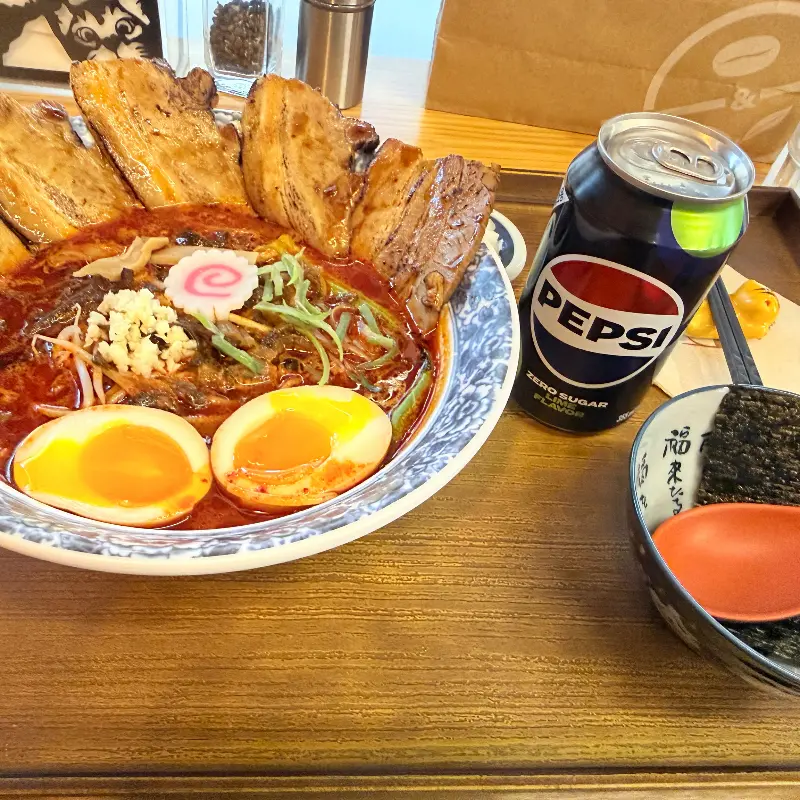 매운 돈코츠 라멘과 펩시 제로