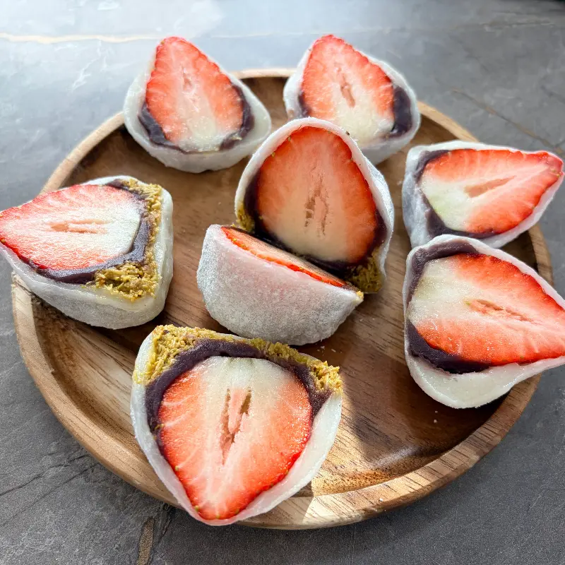 다양한 각도에서 찍은 딸기 모찌