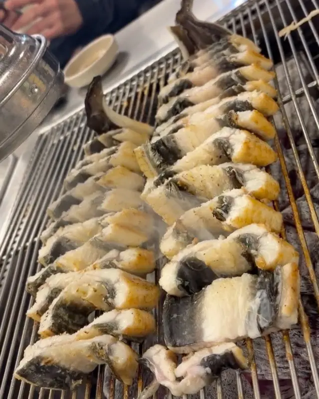 가지런히 놓인 장어구이