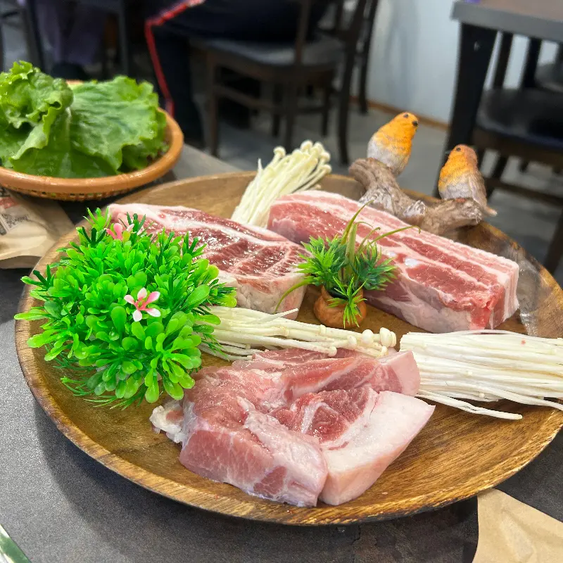 나무 접시에 담겨 나온 삼겹살 모듬