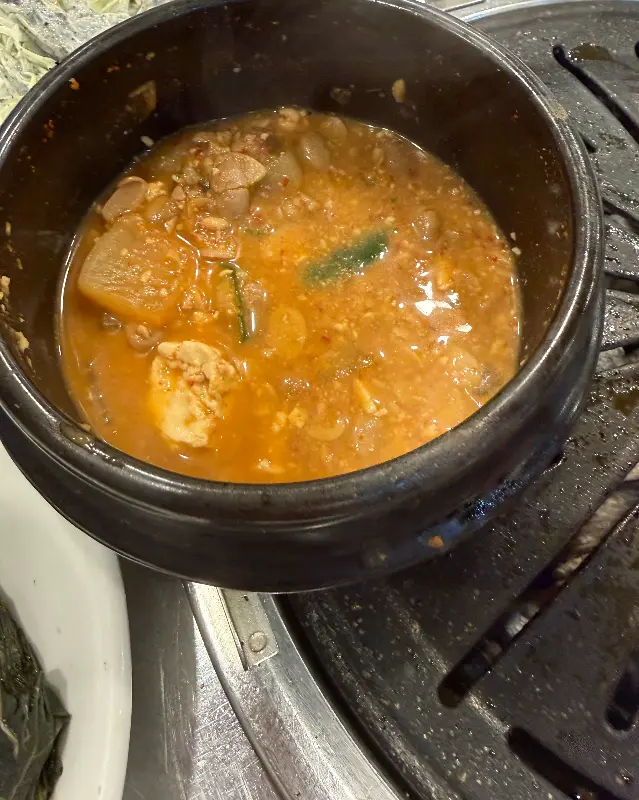뚝배기에 담겨져 나온 청국장