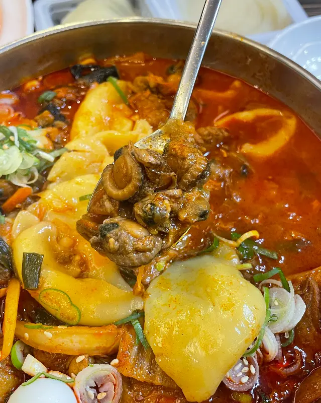 해산물이 가득한 짬뽕 국물