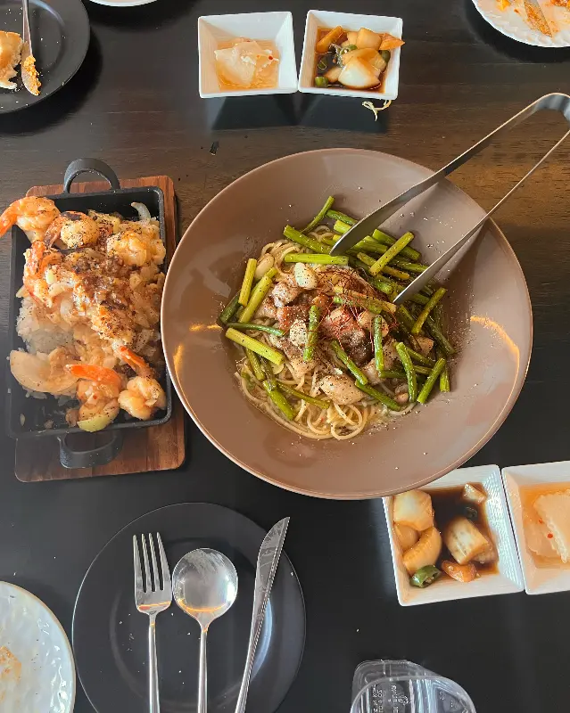 맛있는 음식들이 가득한 레어하우스
