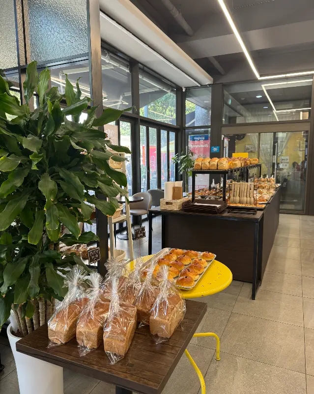 다양한 빵들이 진열된 모습