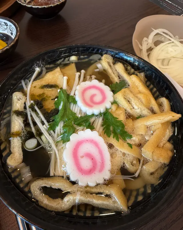 두툼한 등심과 치즈가 조화로운 돈까스