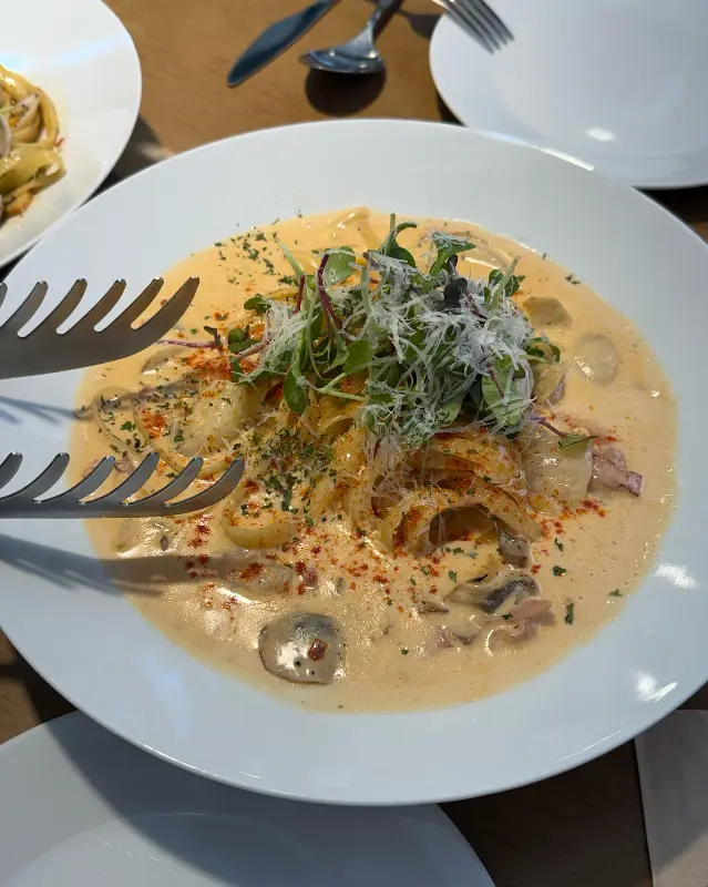 크림 파스타의 깊은 맛