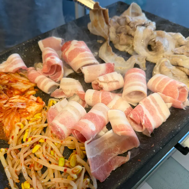 김치, 콩나물과 함께 구워지는 대패 삼겹살