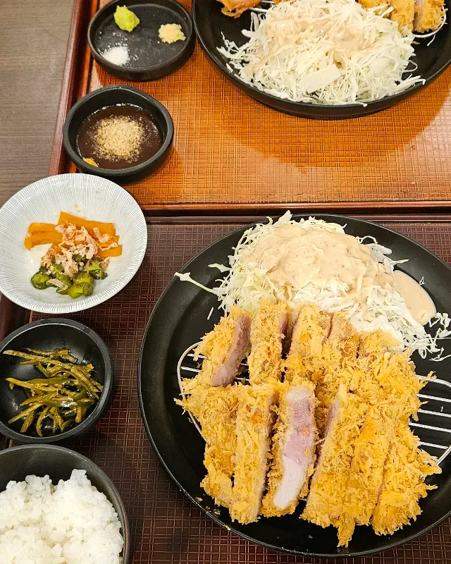 돈까스와 곁들여 먹는 다양한 밑반찬