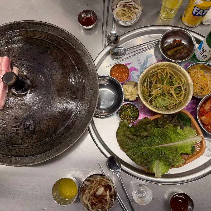 김치와 함께 구워진 삼겹살