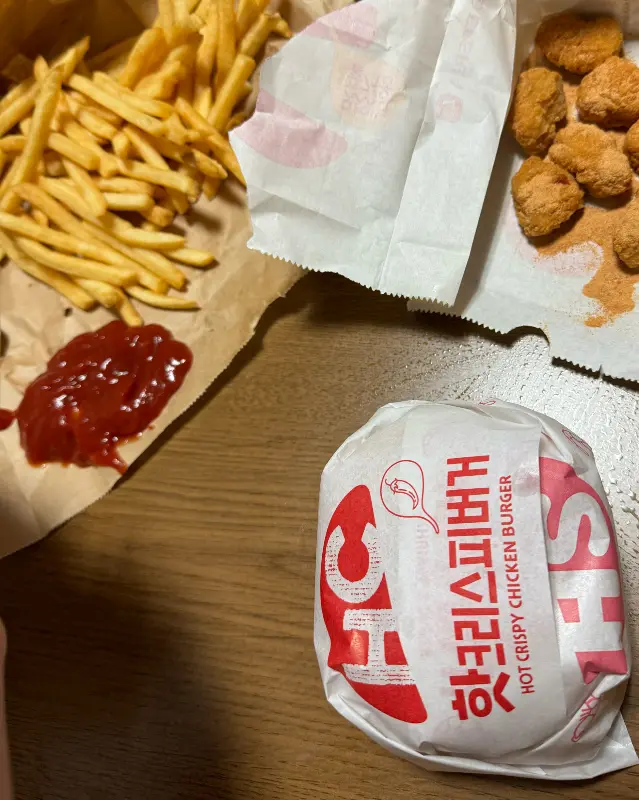 햄버거, 감자튀김, 치킨 너겟 세트