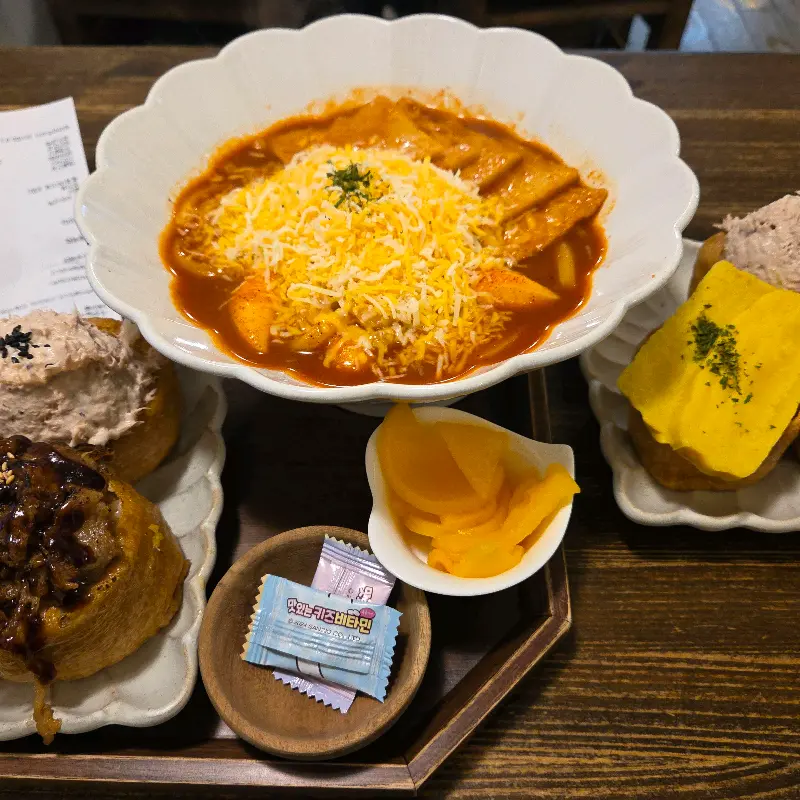 유부초밥과 떡볶이