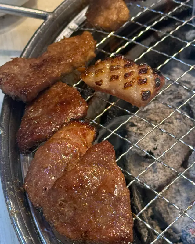 숯불 위에서 구워지고 있는 돼지갈비