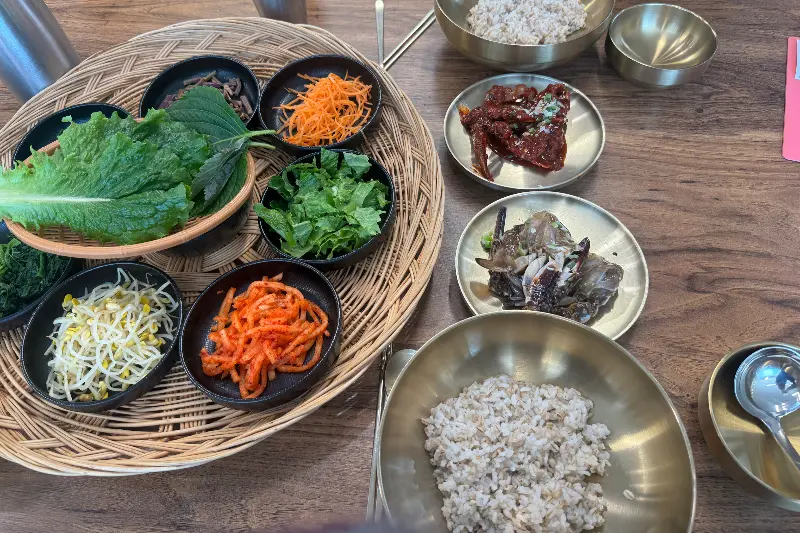 놋그릇에 담긴 보리밥과 7가지 나물