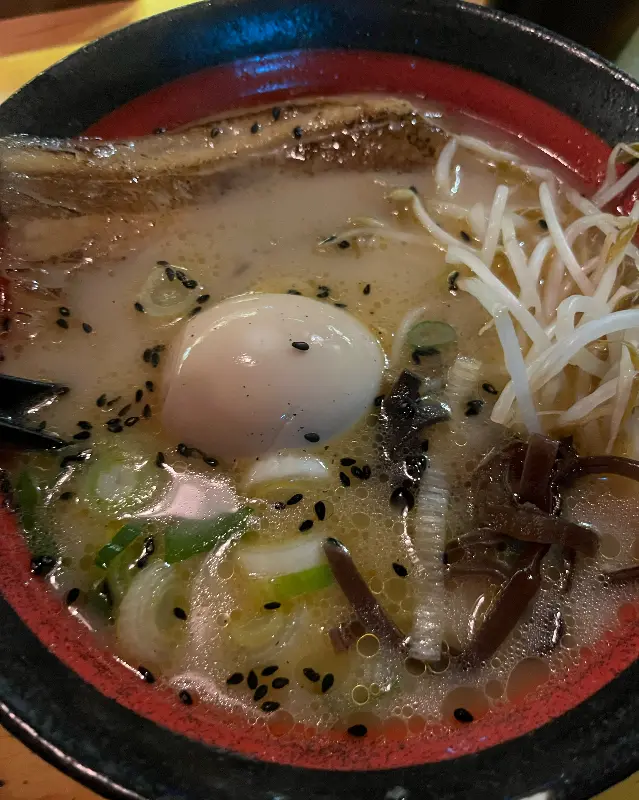 윤기가 흐르는 차슈와 반숙 계란이 올라간 심야라멘