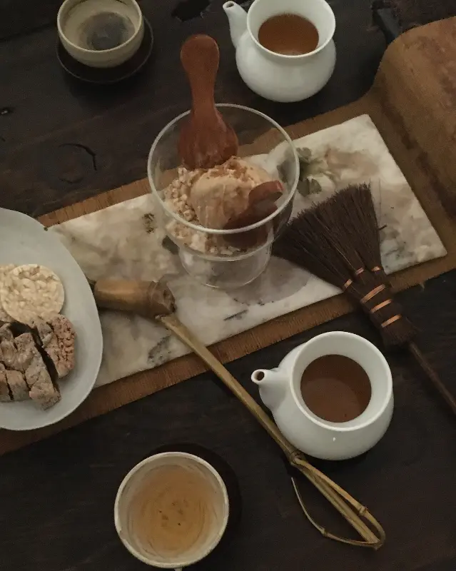 정갈하게 준비된 다과와 차