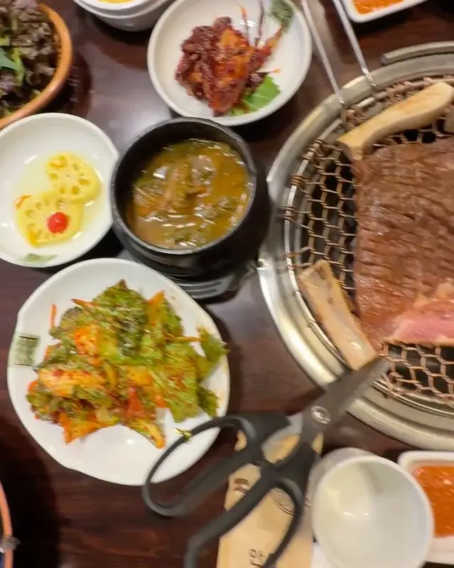 다양한 밑반찬과 함께 즐기는 갈비
